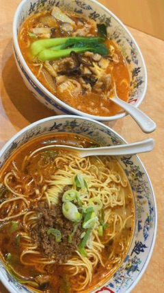 クラブ エスケープ まりあ 担々麺1