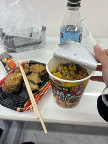 ラウンジリオ中洲 ありす たこ焼き味のカップラーメン😳❕🌀1